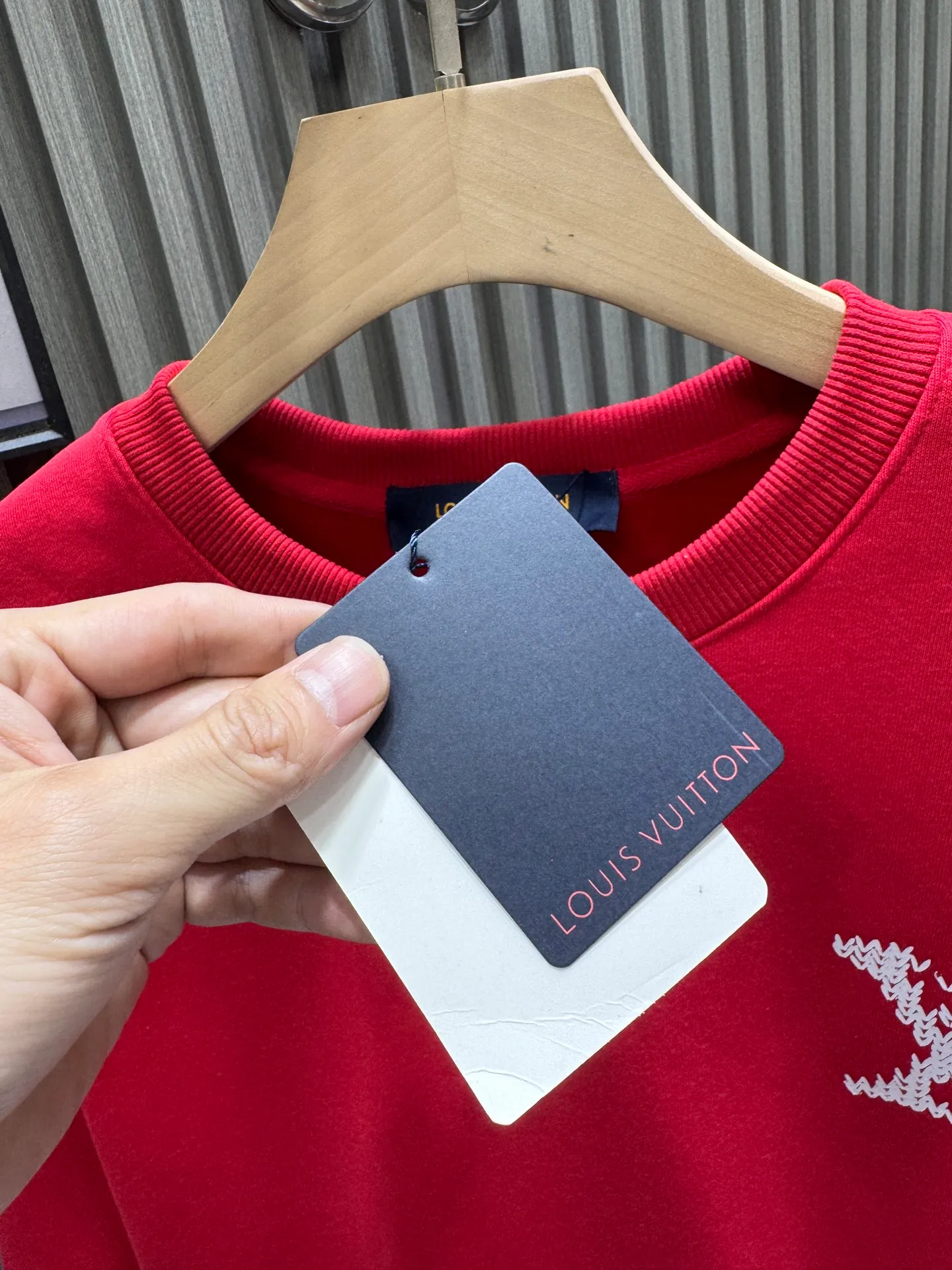 🅿️250 🀄️ Louis Vuitton Louis Vuitton 2025 Autumn and Winter 🆕Vu*tt*n Marque L printed identification pullover sweatshirt 400g pure cotton ➕ silver fox velvet Made of soft cotton fabric, comfortable and breathable "MARQUE L.VUITTON DEPOSEE" printing on the front, simple and elegant, full of brand sense, loose round neck design It's OK to wear alone or layered in spring and autumn. The gray color is versatile and very fashionable when paired or matched. It belongs to the V SS26 series. It is practical and has a sense of design. It is a must-have item for luxury casual wear. A new concept that breaks out of the cocoon. Streamlined fashion. Luxurious quality achieves the status of high fashion.